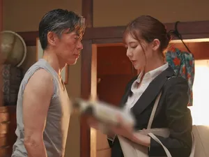 Hai cô gái xinh đẹp đã mời một fan nam đeo kính, người đã tặng rất nhiều quà trong phòng của anh ta, đến nhà anh ta để quan hệ tay ba...