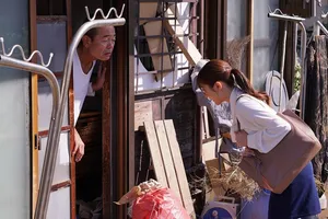 Những cô gái Thái xinh đẹp trước đầu và miệng chuông