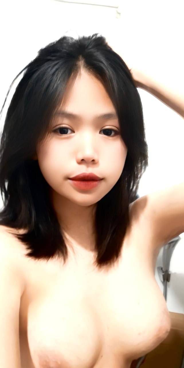 Một nàng thơ cả trường ngưỡng mộ lại là một dâm nữ thích địt với tôi