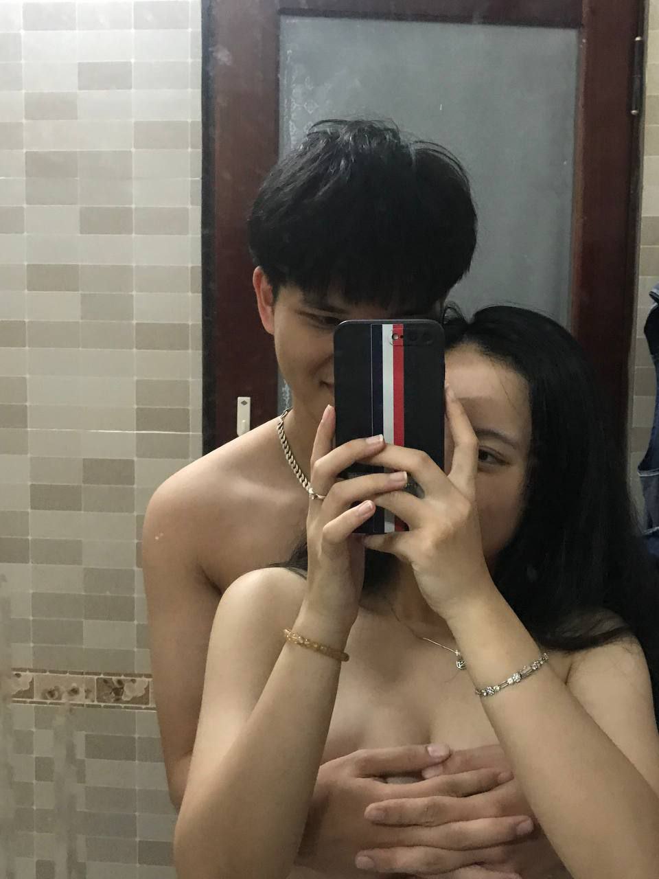Má đơn thân thiếu thốn vụng trộm với em người yêu của con gái dẫn về nhà chơi