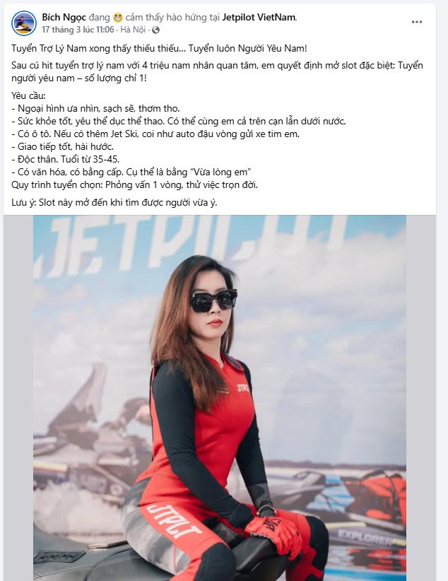 Cô gái xinh đẹp đau khổ vì tình dục. Cô gái xinh đẹp ngồi xổm trong tòa nhà công nghệ, nhưng cô ấy có một chữ B đen to với lông mu lộn xộn không phù hợp với khuôn mặt trong sáng của cô ấy.
