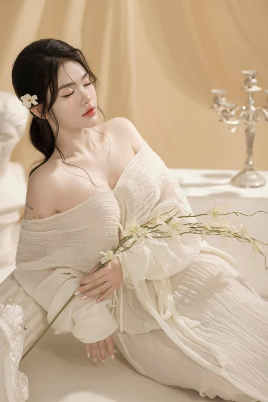 Người mẫu Latina ngực khủng bị liếm và quan hệ trong khi chụp ảnh - WHORNY FILMS
